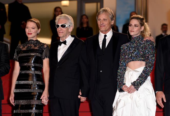 Lea Seydoux, David Cronenberg, Viggo Mortensen y Kristen Stewart - Festival de Cannes 2022. Si Stweart eligió Chanel, Seydoux se decantó por un diseño de Louis Vuitton de cuero con semitransparencias, encaje y lentejuelas. Viggo Mortensen apostó por un traje de Dior.