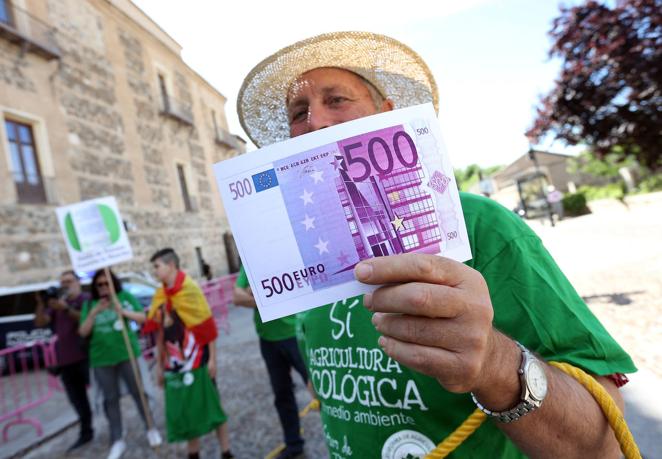 Manifestación para reclamar que los fondos del Geacam vayan a la agricultura y ganadería ecológicas