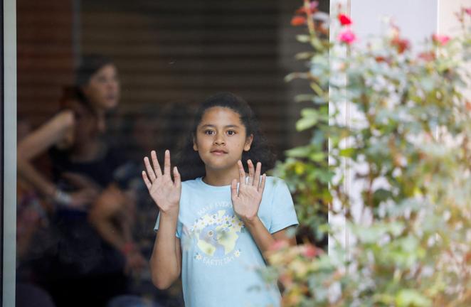 Una niña de la escuela de primaria en Uvalde, Texas, donde se ha producido el tiroteo. 