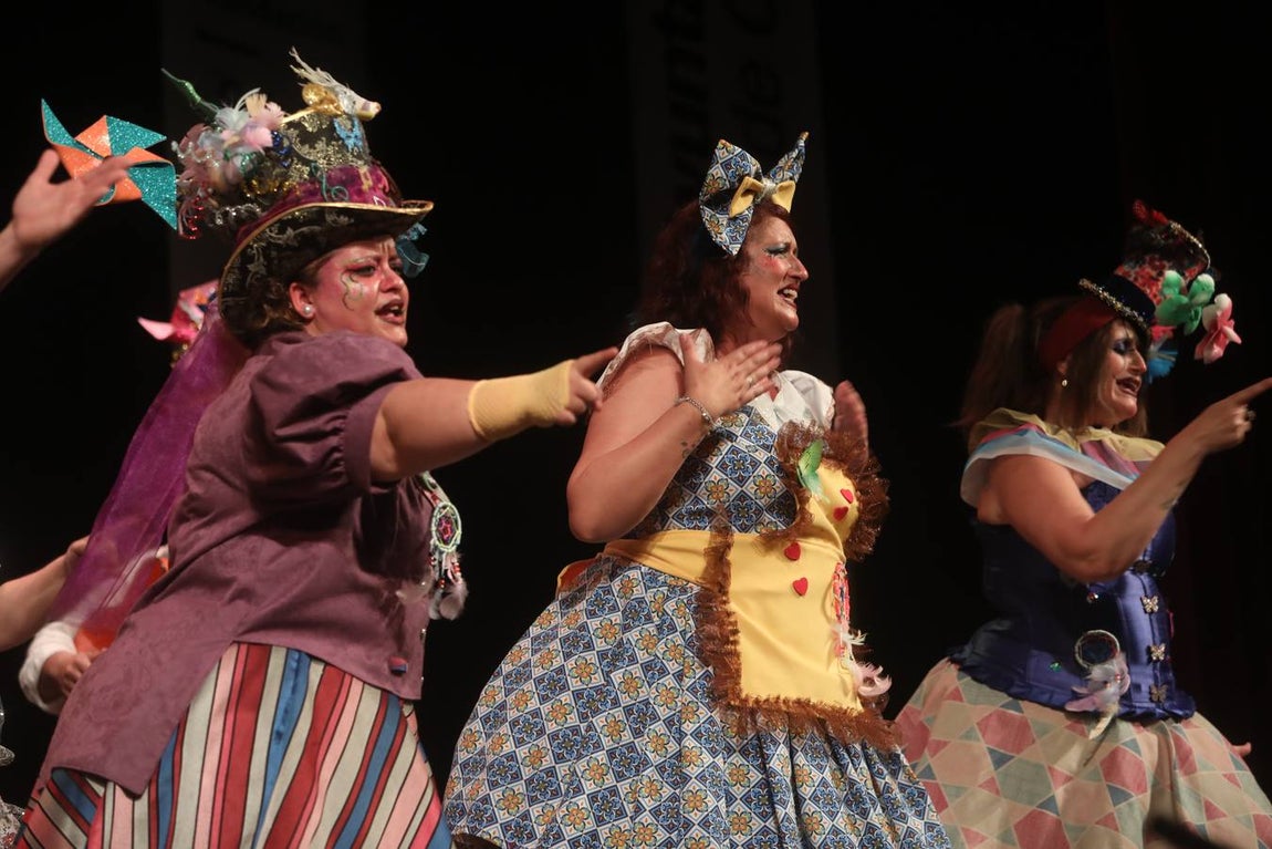 Fotos: Comparsa &#039;Bendita locura&#039; en el COAC 2022. Carnaval de Cádiz