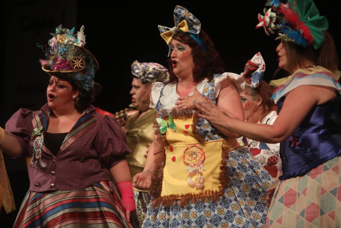 Fotos: Comparsa &#039;Bendita locura&#039; en el COAC 2022. Carnaval de Cádiz