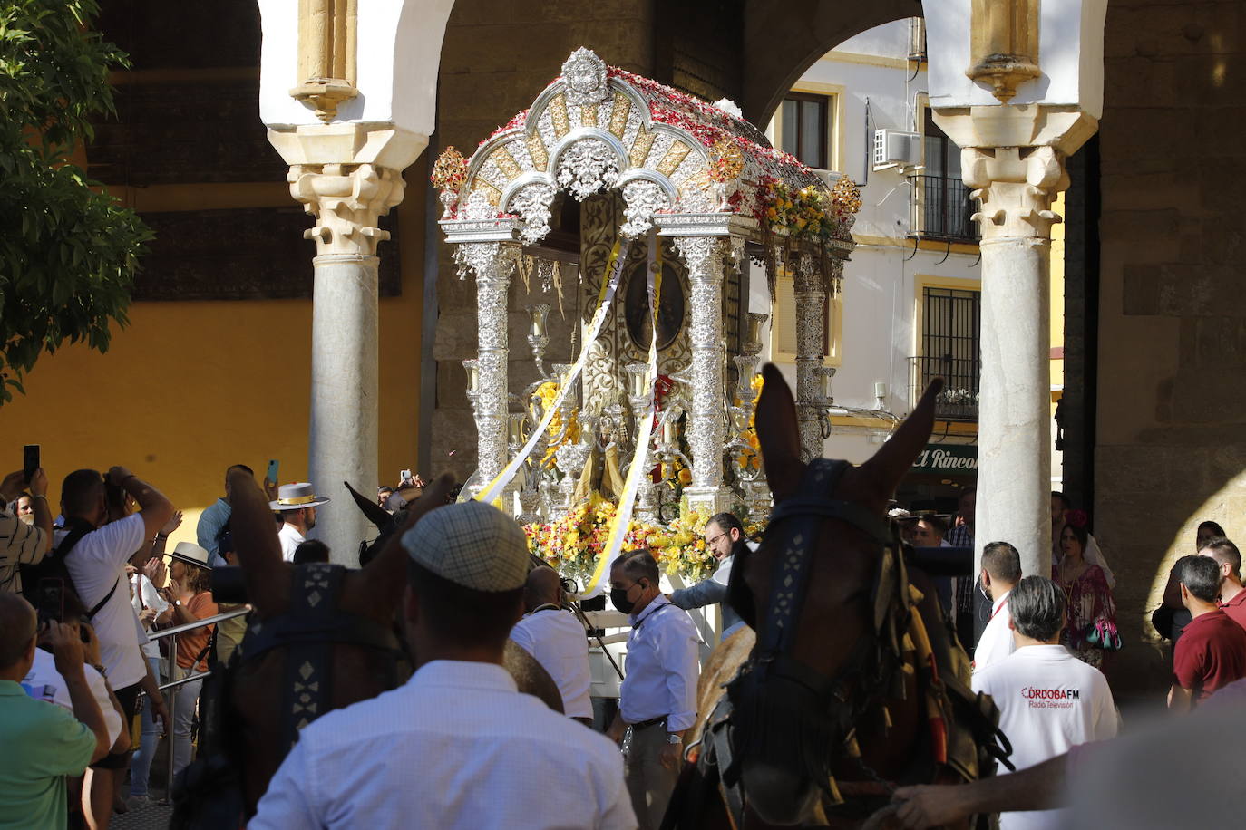 La belleza de la salida de la Hermandad del Rocío de Córdoba, en imágenes