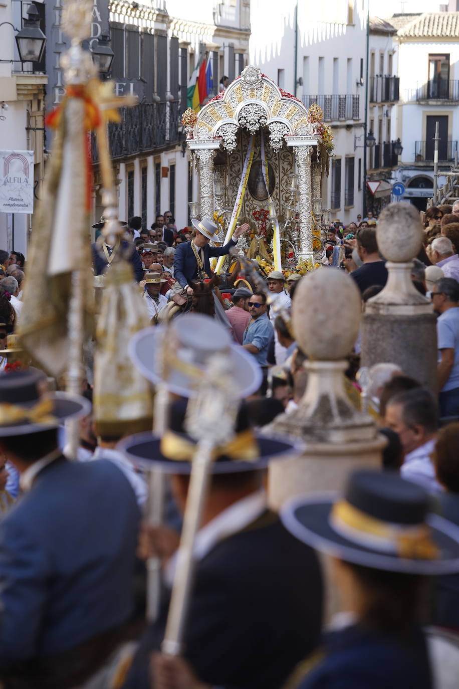 La belleza de la salida de la Hermandad del Rocío de Córdoba, en imágenes