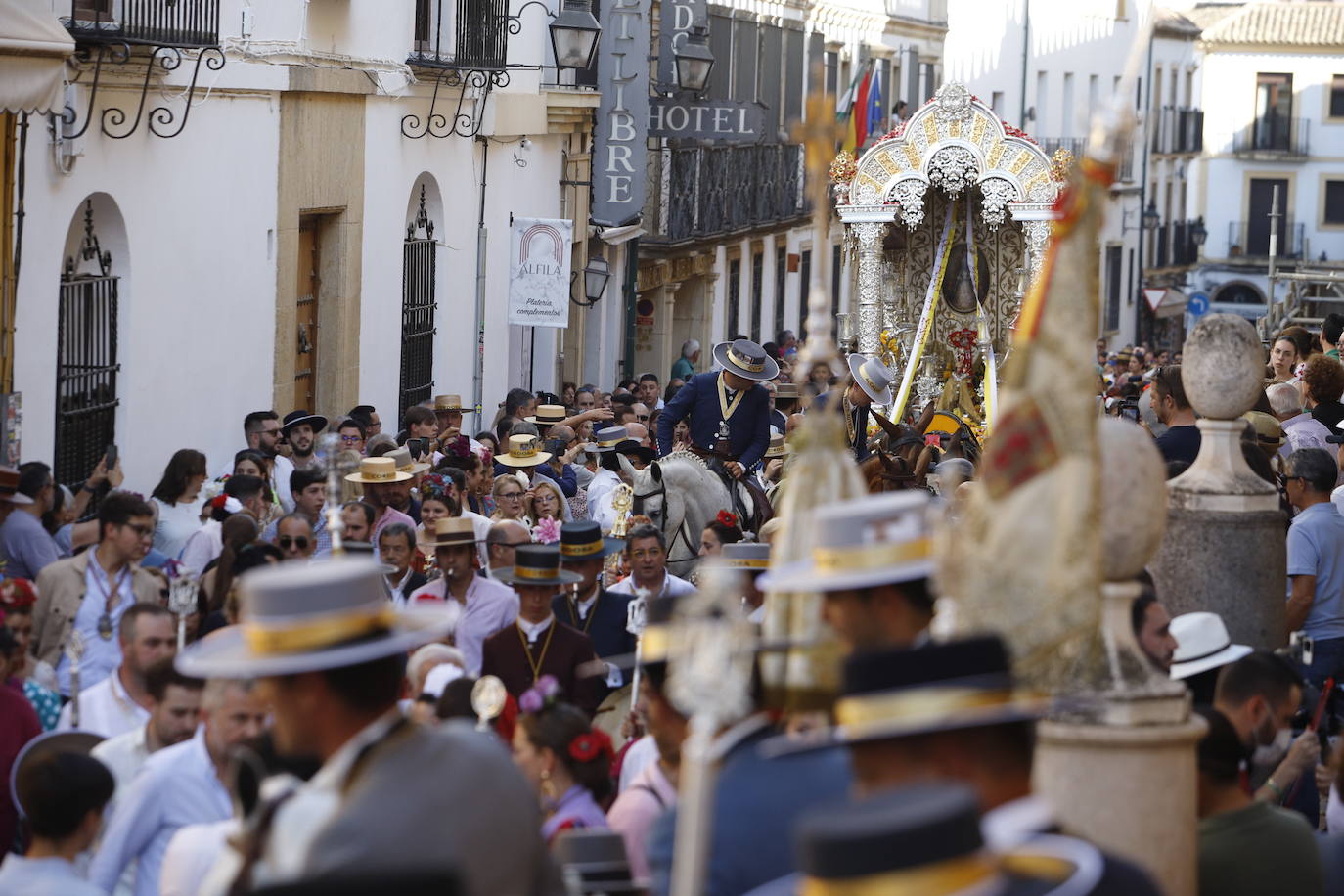 La belleza de la salida de la Hermandad del Rocío de Córdoba, en imágenes