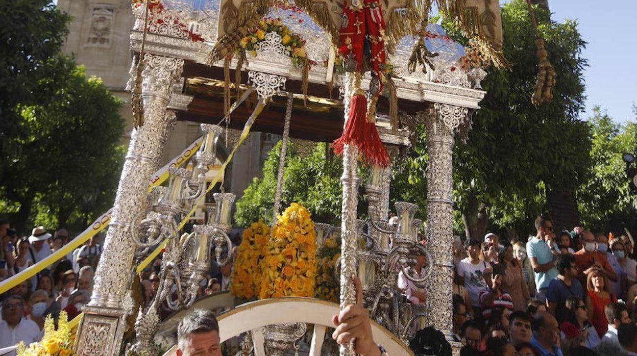 La belleza de la salida de la Hermandad del Rocío de Córdoba, en imágenes