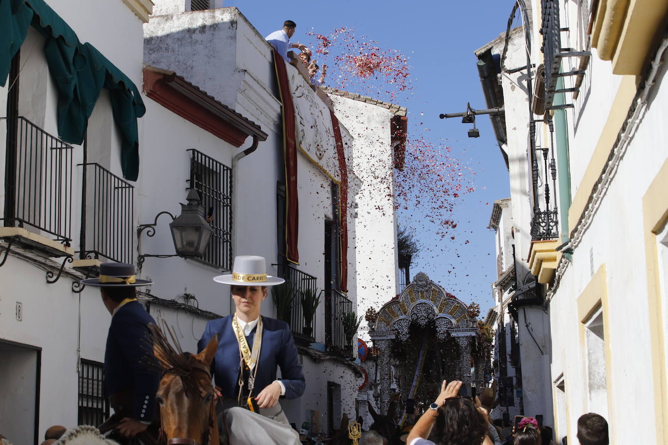 La belleza de la salida de la Hermandad del Rocío de Córdoba, en imágenes