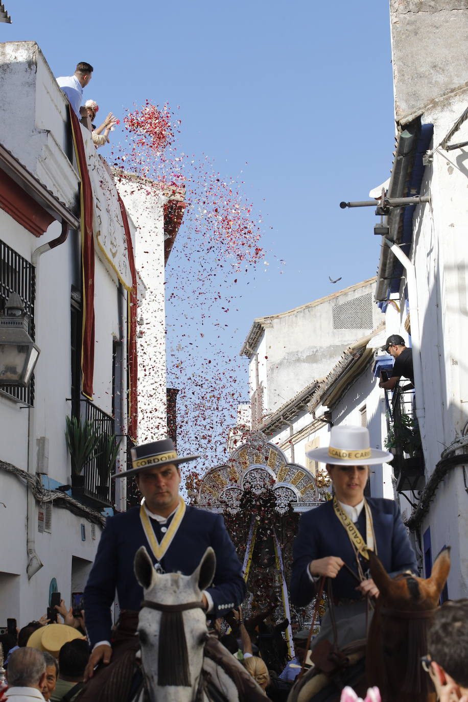 La belleza de la salida de la Hermandad del Rocío de Córdoba, en imágenes