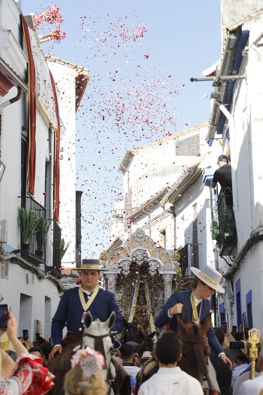 La belleza de la salida de la Hermandad del Rocío de Córdoba, en imágenes