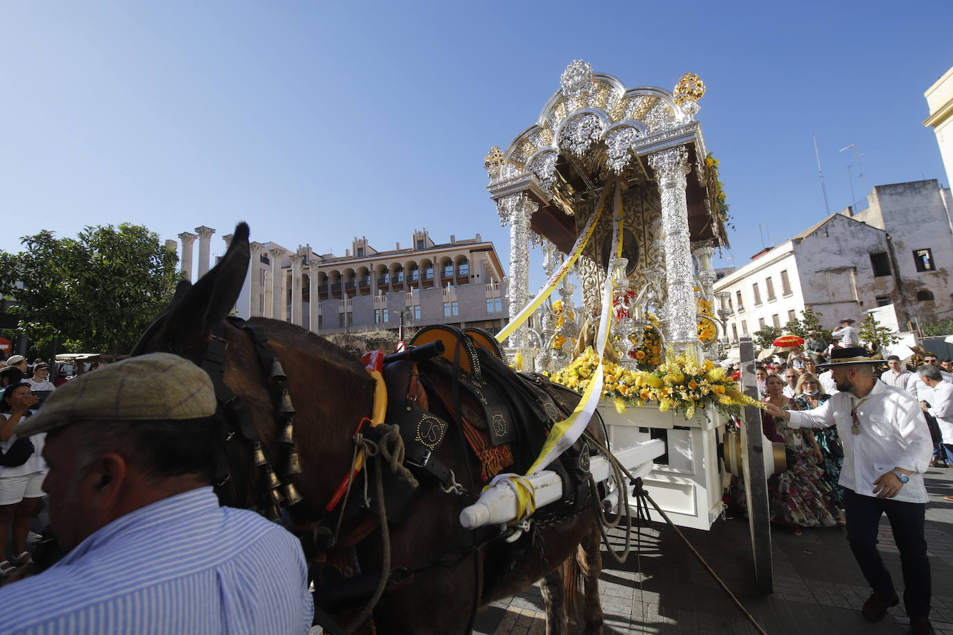 La belleza de la salida de la Hermandad del Rocío de Córdoba, en imágenes