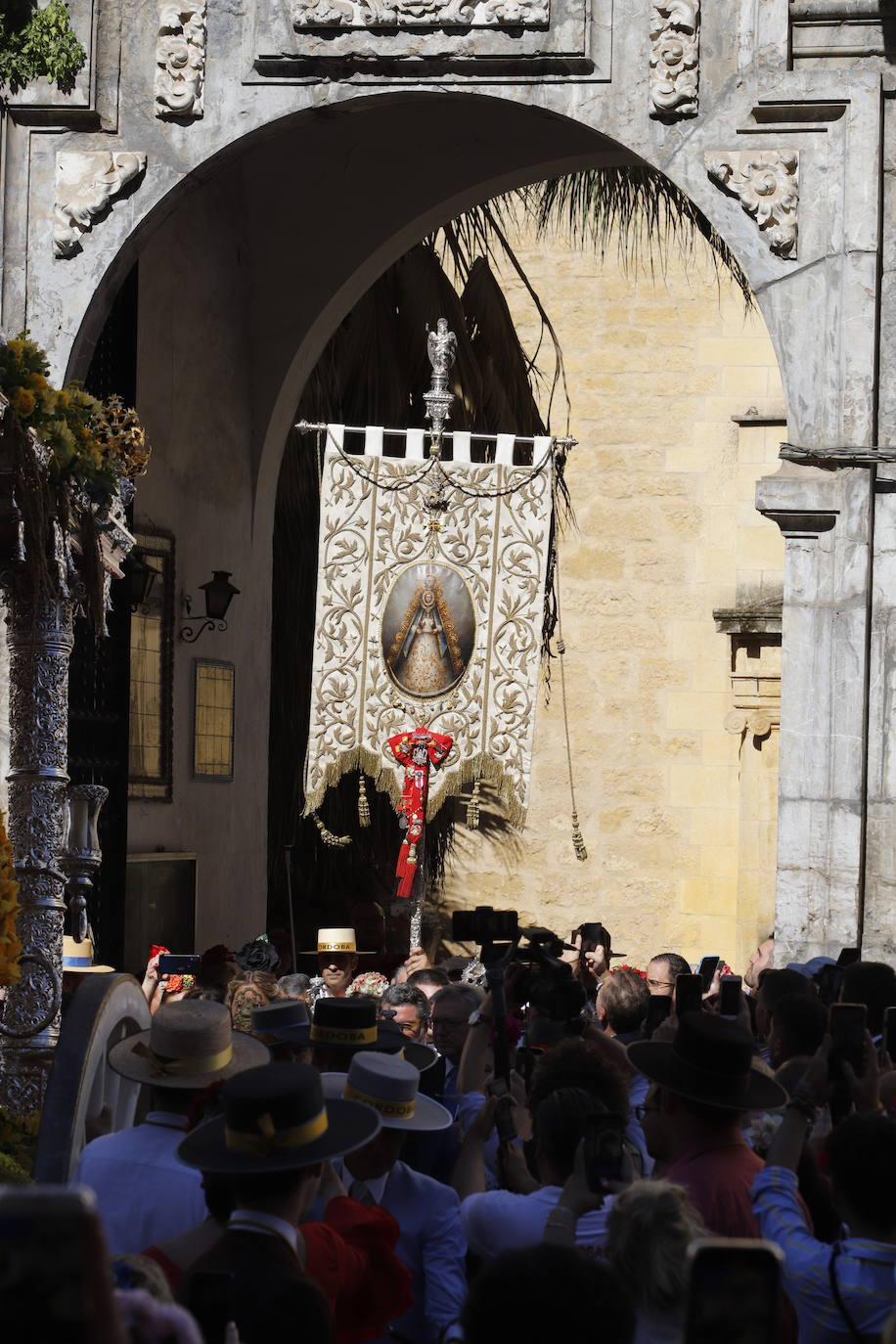 La belleza de la salida de la Hermandad del Rocío de Córdoba, en imágenes