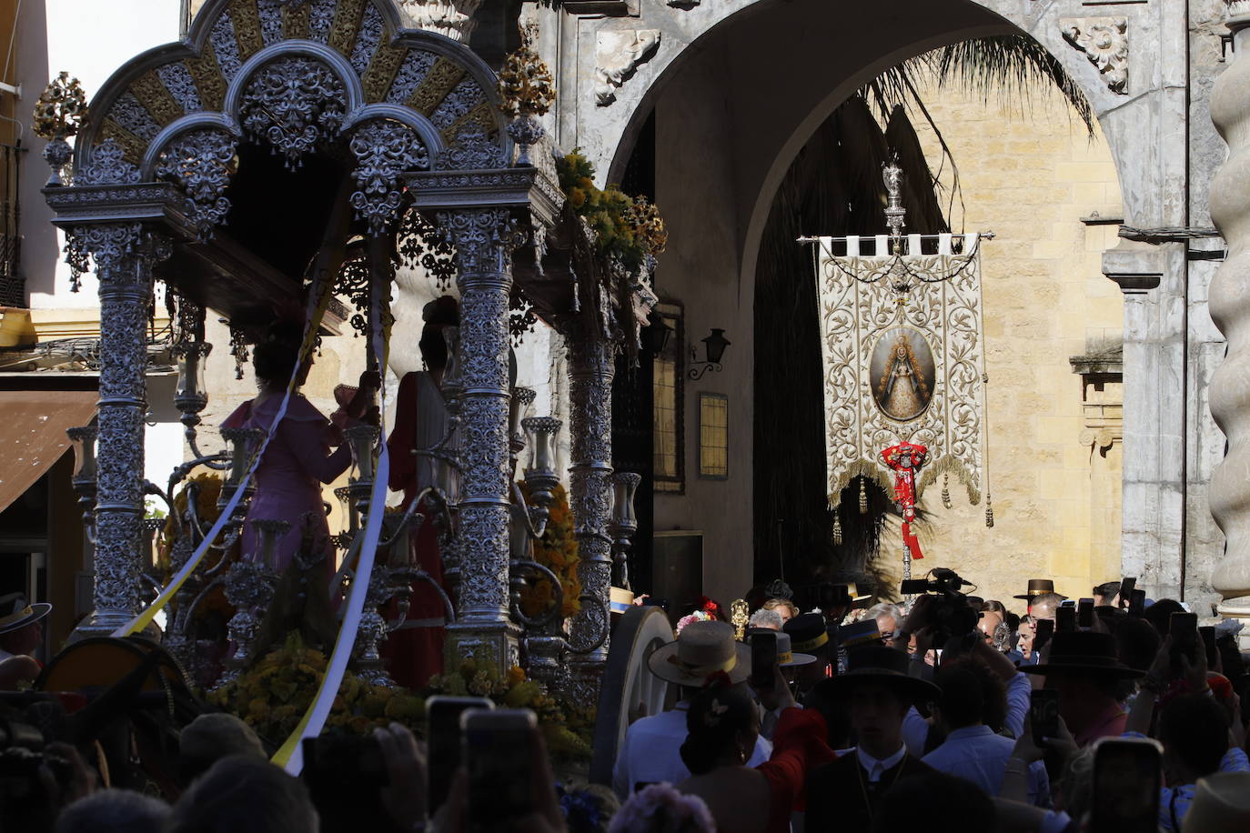 La belleza de la salida de la Hermandad del Rocío de Córdoba, en imágenes