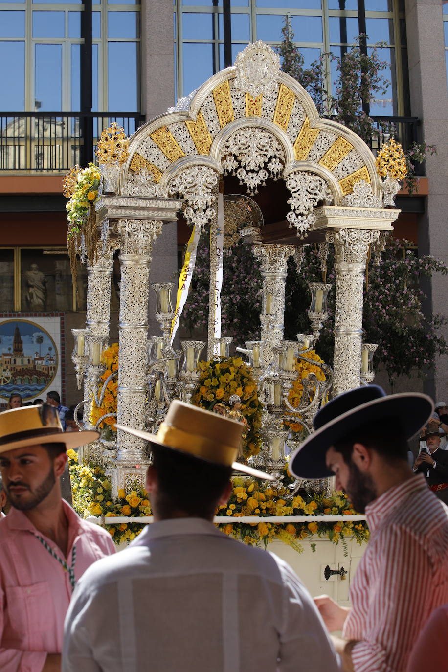 La belleza de la salida de la Hermandad del Rocío de Córdoba, en imágenes