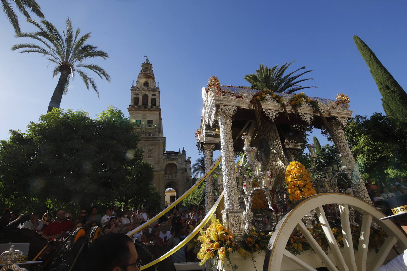 La belleza de la salida de la Hermandad del Rocío de Córdoba, en imágenes