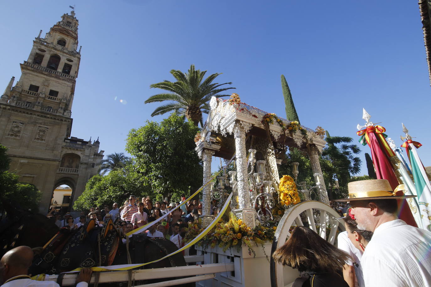 La belleza de la salida de la Hermandad del Rocío de Córdoba, en imágenes