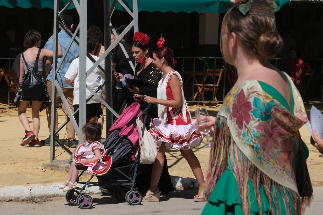 Fotos: Viento y calor en la primera jornada de la Feria de El Puerto en Las Banderas