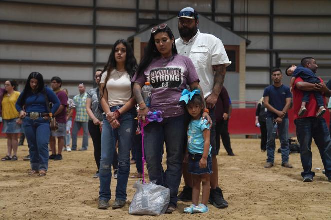 Un excompañero de clase de Ramos le dijo a CNN que recibió una foto de parte de él de un arma de fuego y una bolsa llena de municiones días antes del ataque.