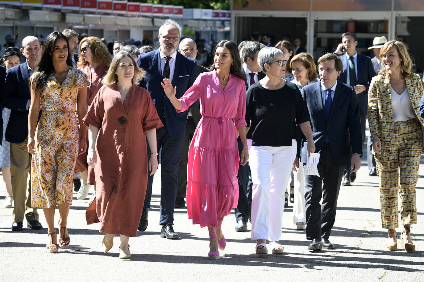 La vicealcadesa de Madrid, Begoña Villacís (i), la consejera de Cultura de la Comunidad de Madrid, Marta Rivera (2i), la Reina (c) y el alcalde de Madrid, José Luis Martínez Almeida (2d), a su llegada a inauguración de la 81ª edición de la Feria del Libro