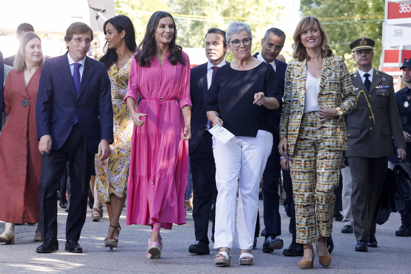 La Reina, junto a las autoridades, en la inauguración de la Feria del Libro