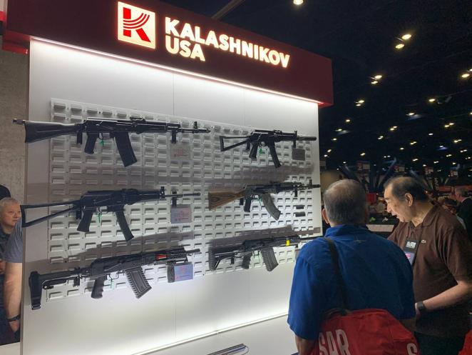 Dos personas visitan el espacio dedicado a los rifles kalashnikov en la Convención Nacional del Rifle que se celebra en Hoston (Texas).