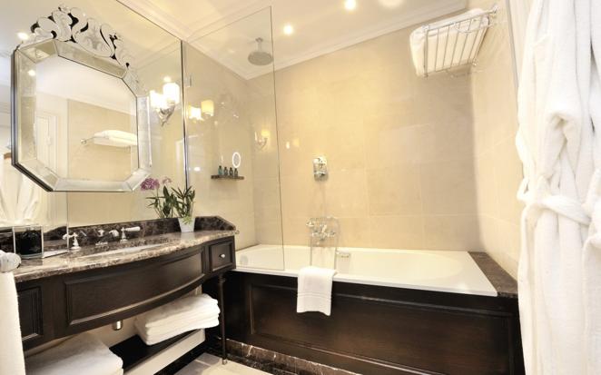 El exclusivo hotel del Real Madrid en París. El baño de uno de las habitaciones del hotel.