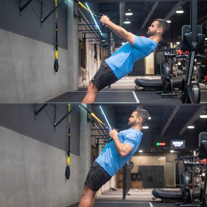 Row. El 'row' está enfocado a mejorar la fuerza del dorsal y el bíceps. En primer lugar, nos colocamos totalmente de pie con el enganche superior de frente. Agarramos las empuñaduras con los brazos rectos y damos pasos hacia delante hasta alcanzar un ángulo de 40 grados con nuestro cuerpo. A continuación, realizaremos una flexión de codos llevando estos pegados al tronco hasta que nuestras manos alcancen la altura del estómago. Después extenderemos los codos hasta volver a la posición inicial.