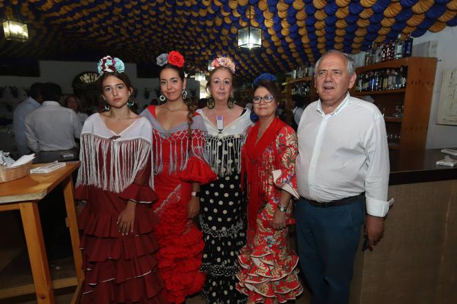 Feria de Córdoba 2022 | El colorido ambiente en las casetas del viernes, en imágenes