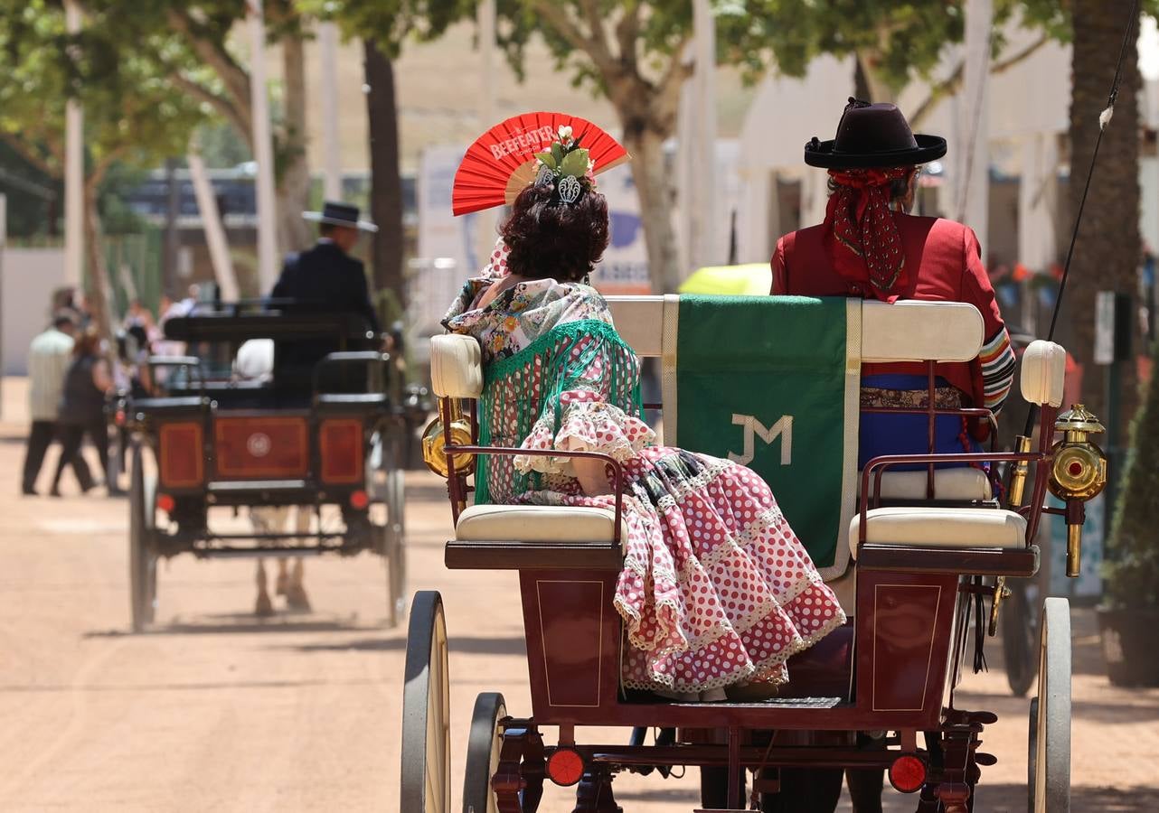 El divertido ambiente del viernes de Feria de Córdoba, en imágenes