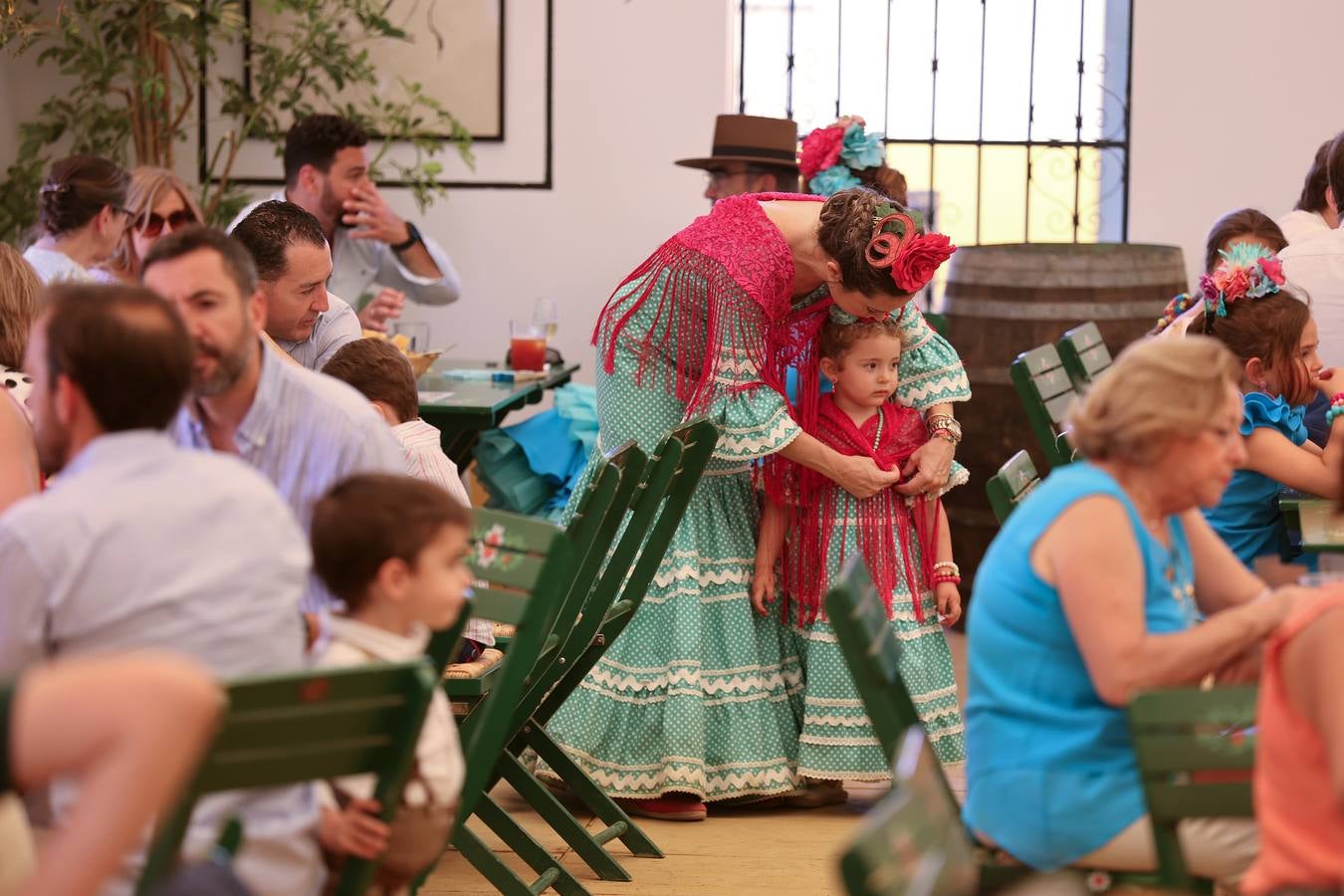 El divertido ambiente del viernes de Feria de Córdoba, en imágenes