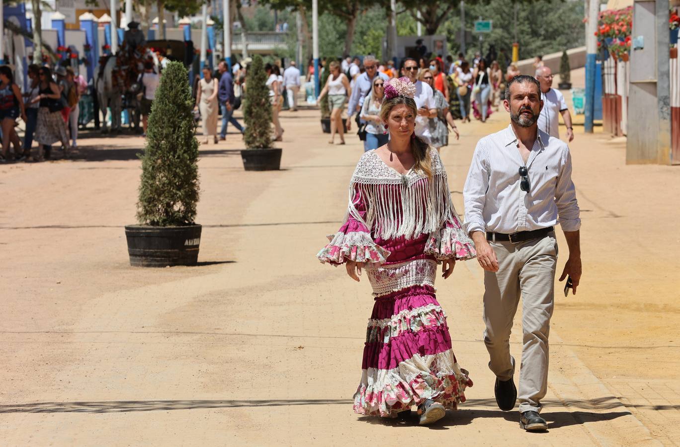 El divertido ambiente del viernes de Feria de Córdoba, en imágenes