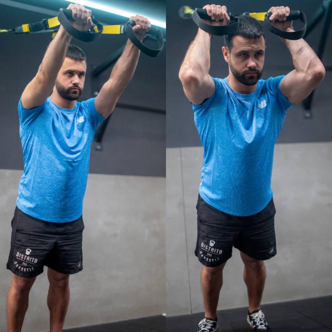 Tríceps. Tenemos que estar totalmente de pie con el enganche superior a nuestra espalda. Entonces agarramos las empuñaduras con los brazos rectos y damos pasos hacia atrás hasta alcanzar un ángulo de 40 grados con nuestro cuerpo. Situamos las manos por encima de la línea de nuestros hombros con un agarre prono. Realizamos una flexión de codos llevando las manos a la altura de nuestra frente, sin mover los codos del sitio, y extendemos codos hasta volver a la posición inicial.