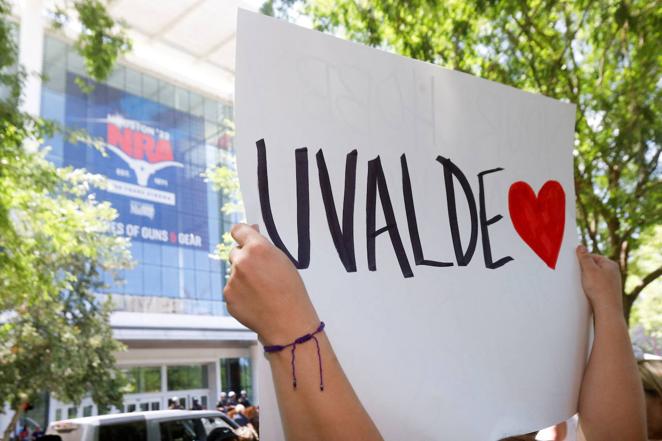 Una pancarta en la que se lee el nombre del pueblo de Texas donde murieron 19 personas hace tres días, después de que un joven de 18 años abriera fuego en una escuela. Se ha visto en la concentración a las afueras de la Convención Nacional del Rifle de Houston (Texas).