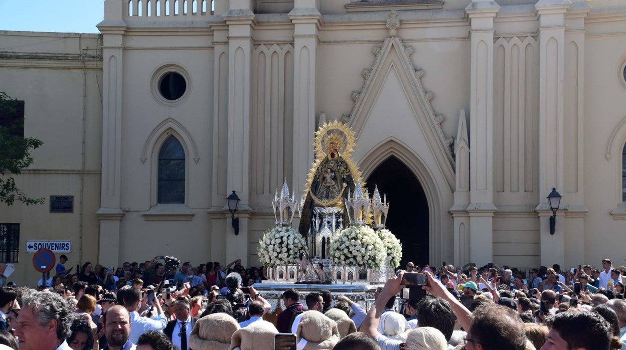 Expectación, fe y devoción en la procesión de la Virgen de Regla