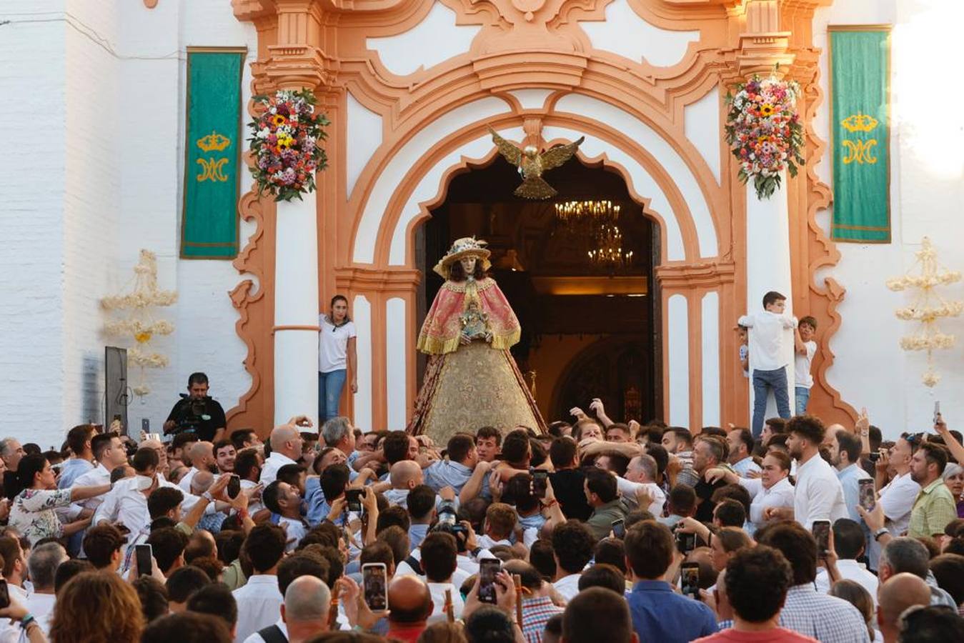 La Virgen del Rocío ya va camino de la aldea