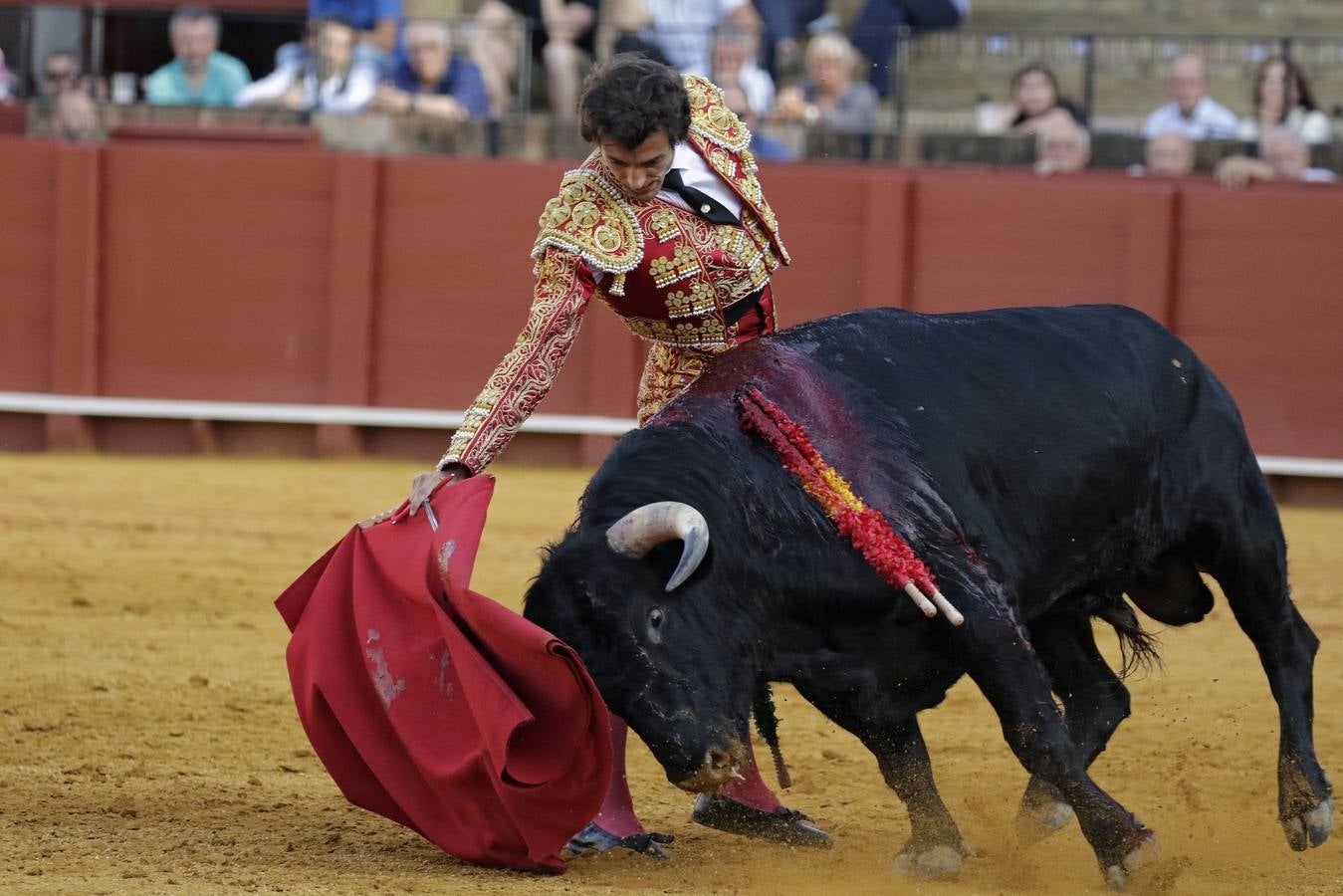 Álvaro Burdiel da la única vuelta al ruedo en la segunda novillada en la Maestranza