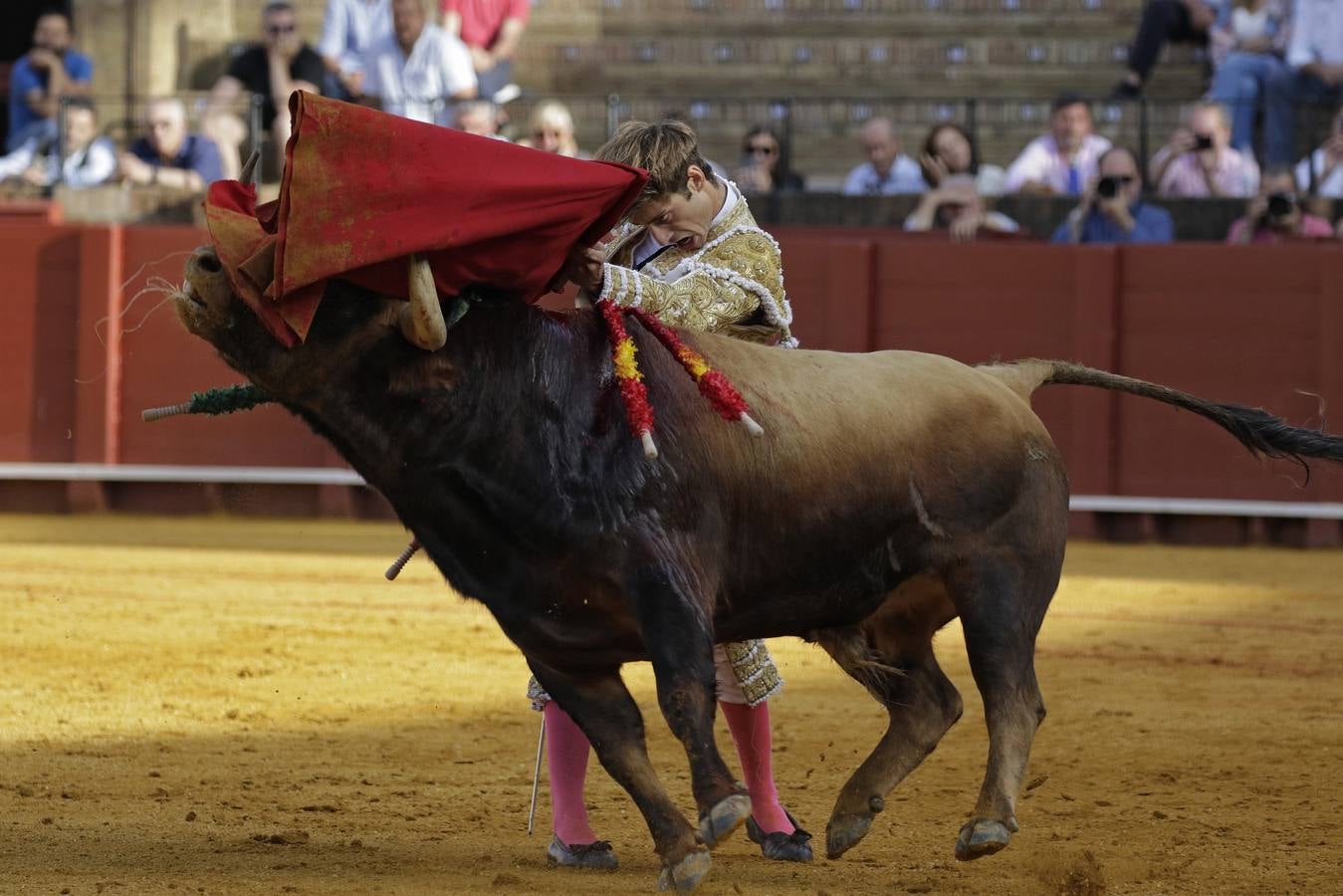 Álvaro Burdiel da la única vuelta al ruedo en la segunda novillada en la Maestranza