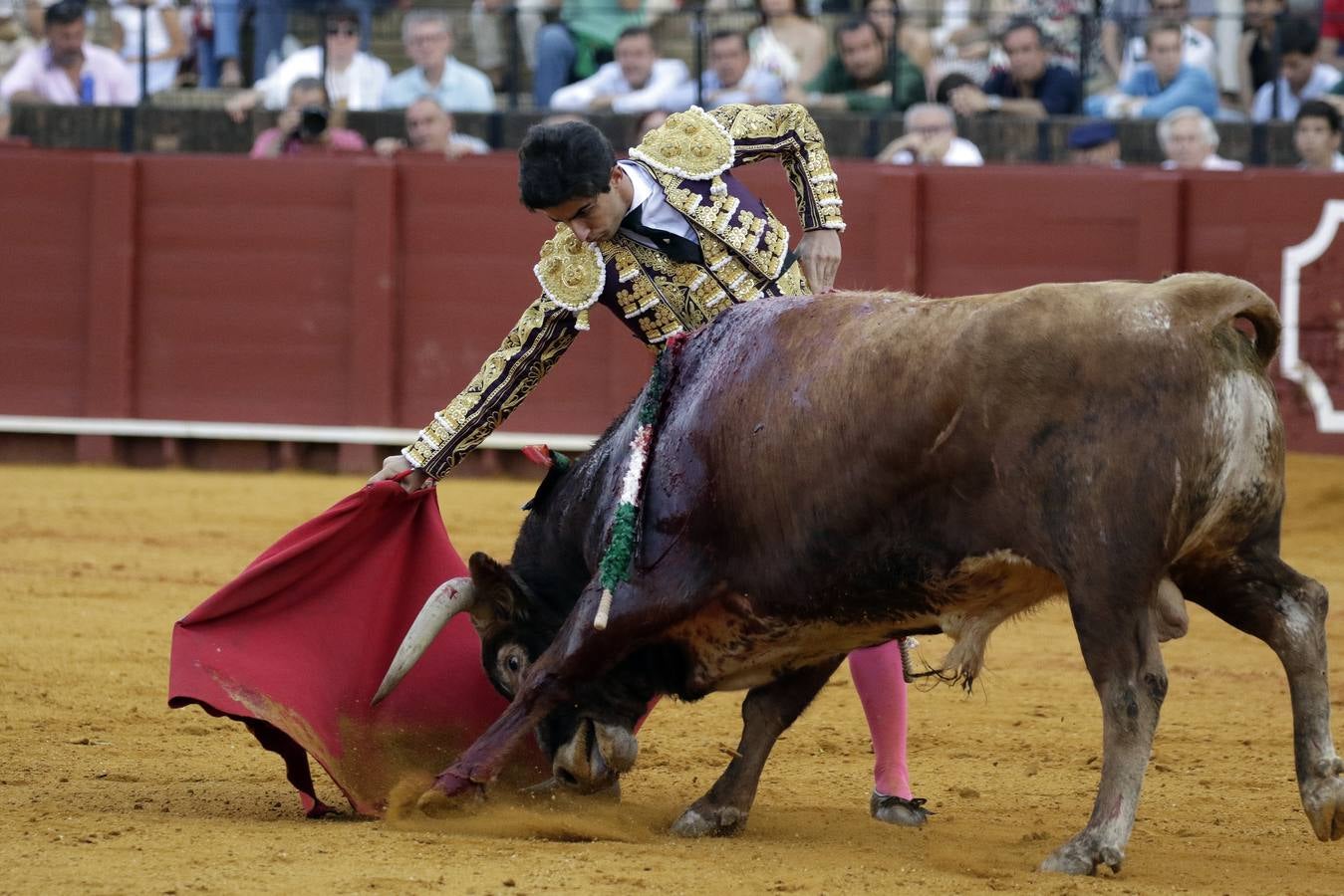 Álvaro Burdiel da la única vuelta al ruedo en la segunda novillada en la Maestranza