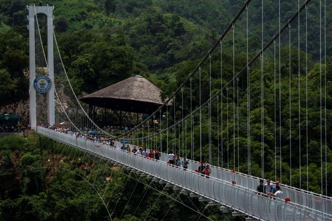 Territorio de diversión. El puente se halla en el complejo turístico del distrito de Moc Chau (provincia de Son La, en el noroeste de Vietnam), que cuenta con un parque de atracciones y alojamientos, desde zonas de glamping a un hotel de cinco estrellas. Según sus promotores, este espacio está destinado a promover un tipo de 'turismo verde'.