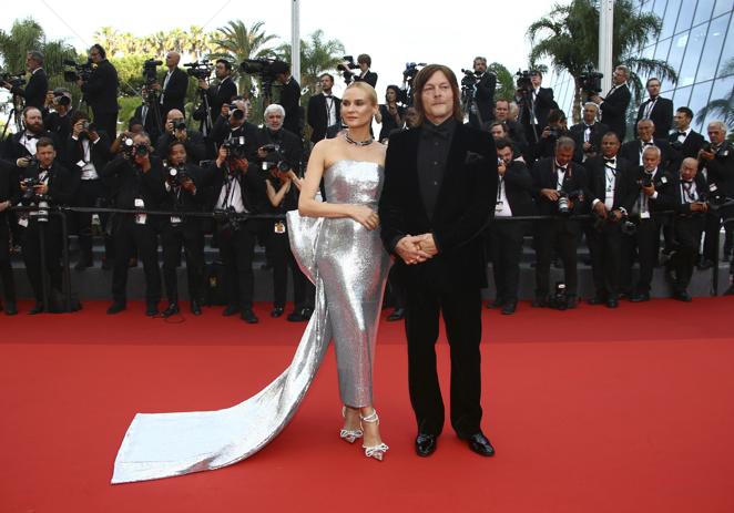 Diane Kruger y Norman Reedus en el Festival de Cannes 2022. La actriz deslumbró en su llegada a la gala de clausura con un espectacular vestido plateado.