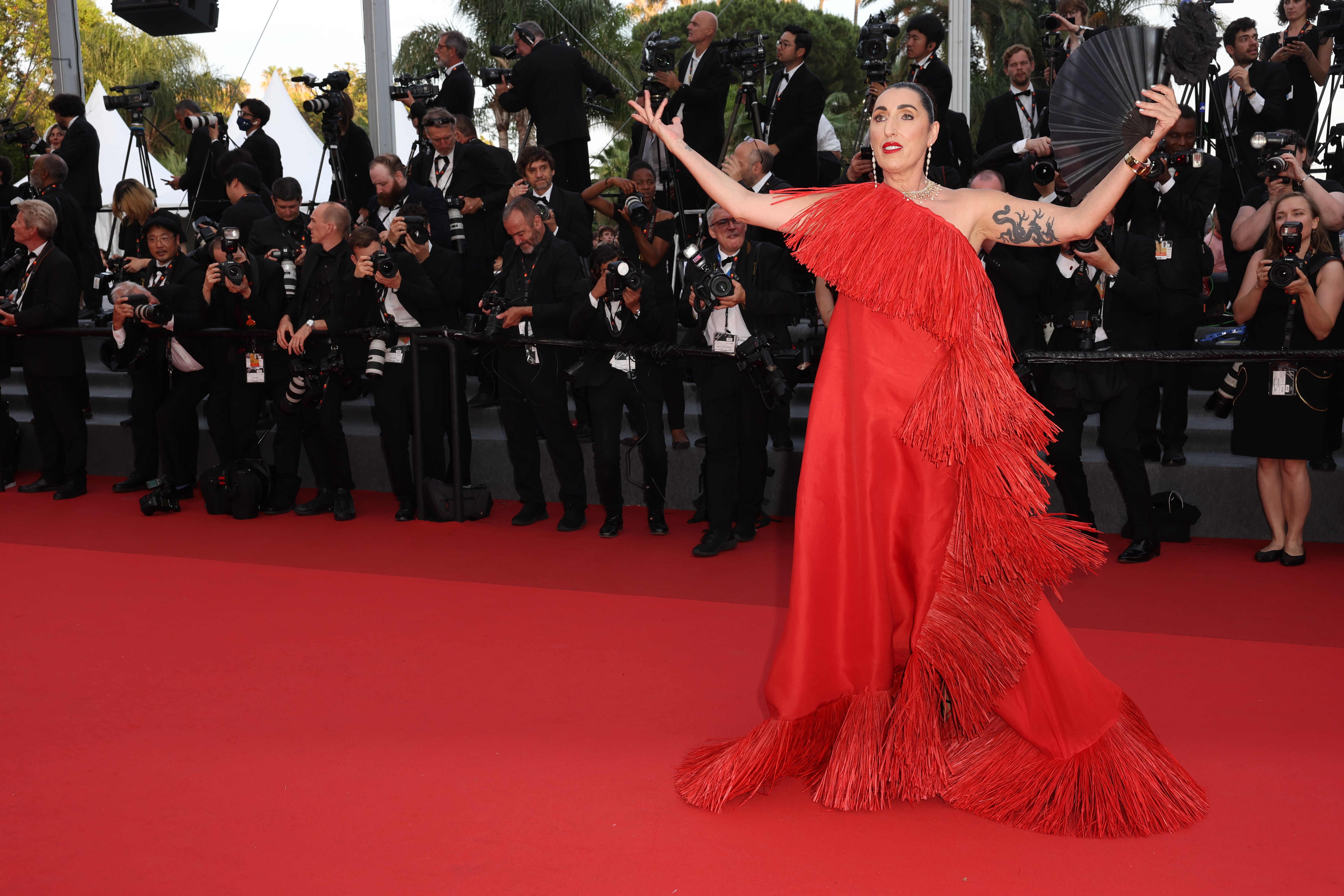 Rossy de Palma en el Festival de Cannes 2022. La actriz se decantó por un diseño de inspiración muy nacional de color rojo con flecos que no pasó desapercibido.