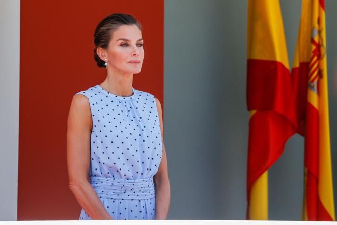 Doña Letizia con vestido de lunares. La Reina estrenó un nuevo vestido para asisitr a la ceremoni de celebración del 'Día de las Fuerzas Armadas' celebrado el pasado fin de semana. Un favorecedor diseño en color azul claro con estampado de topos mini en color negro de la firma española &amp; Me Unlimited, una marca que apuesta por los procesos artesanales de confección, asegurando la calidad tanto de los procesos de producción como del resultado final.