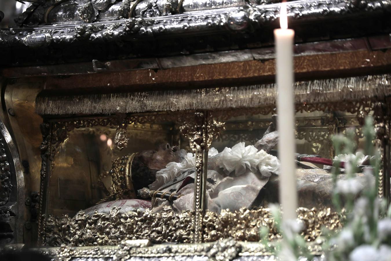 La urna de San Fernando abierta por su festividad en la Catedral de Sevilla