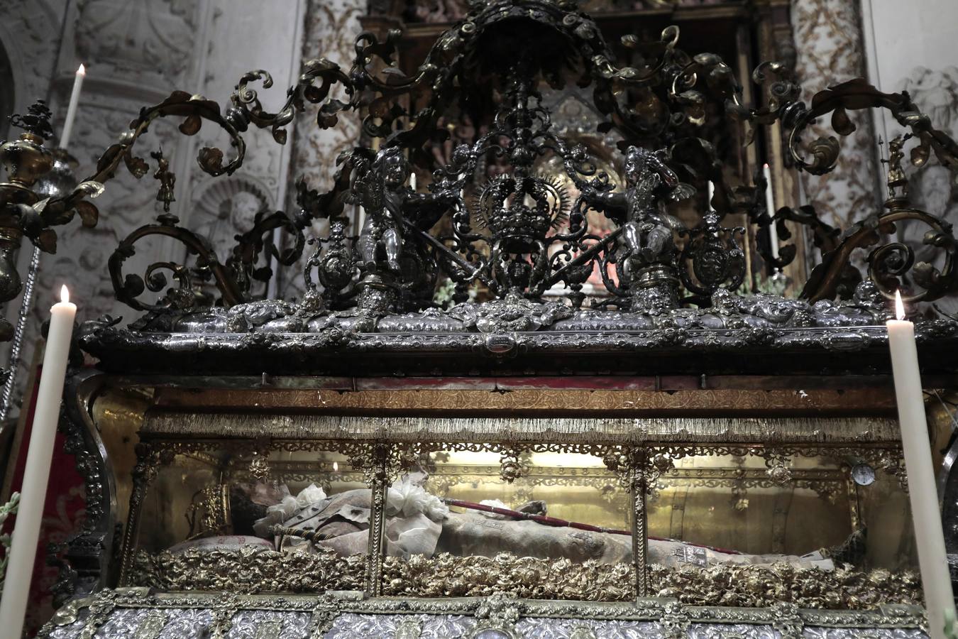 La urna de San Fernando abierta por su festividad en la Catedral de Sevilla