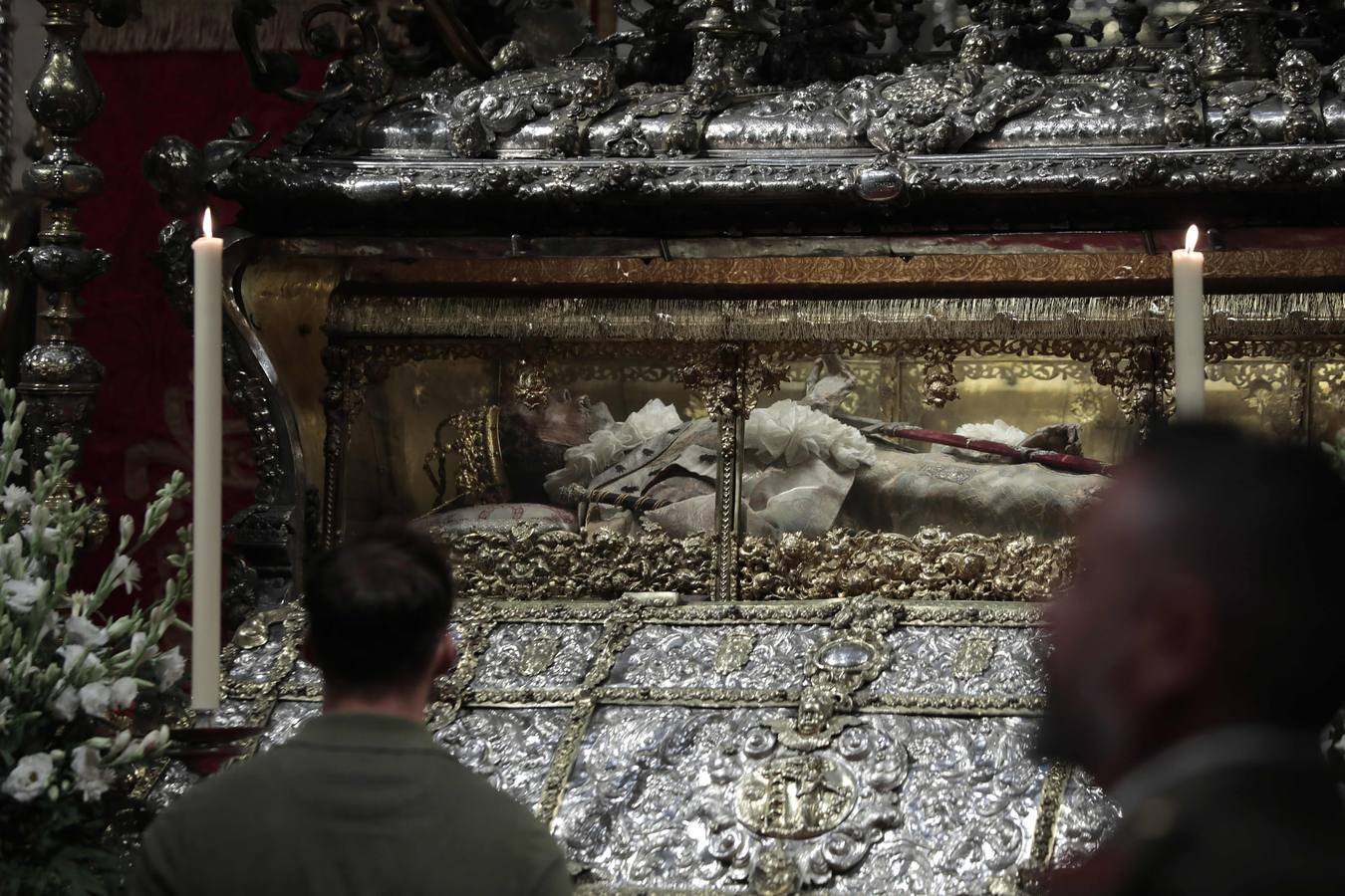 La urna de San Fernando abierta por su festividad en la Catedral de Sevilla