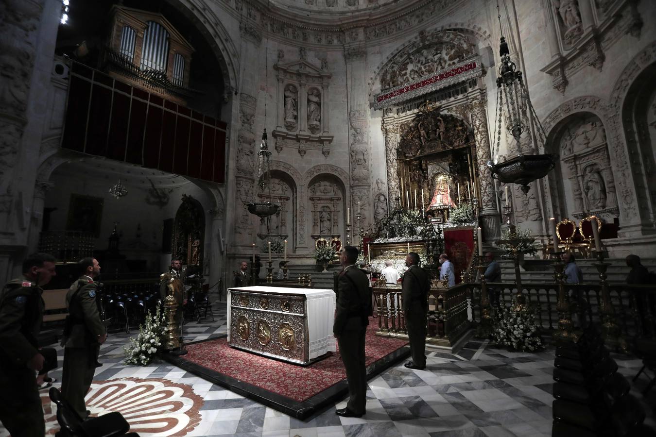 La urna de San Fernando abierta por su festividad en la Catedral de Sevilla