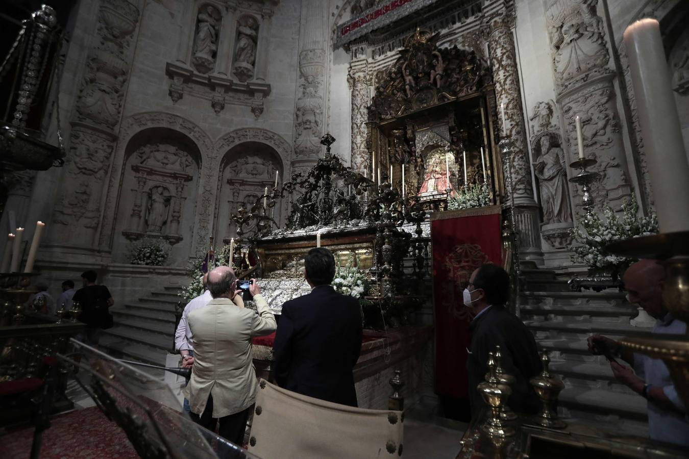 La urna de San Fernando abierta por su festividad en la Catedral de Sevilla