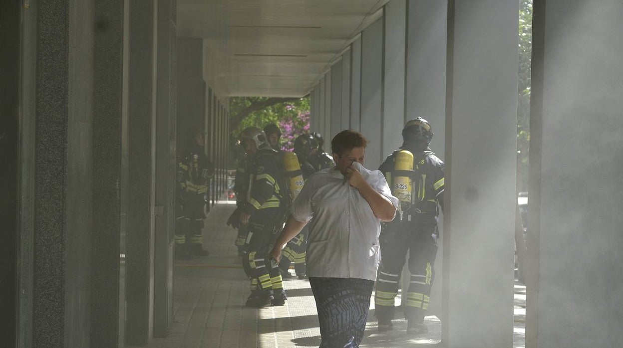 Las imágenes del incendio del antiguo edificio de IDental en Sevilla