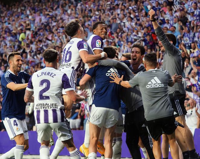 Fiesta en la Plaza de Zorrilla: así celebró la afición el ascenso del Real Valladolid a Primera