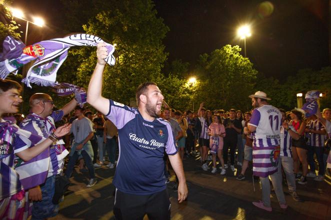 Fiesta en la Plaza de Zorrilla: así celebró la afición el ascenso del Real Valladolid a Primera
