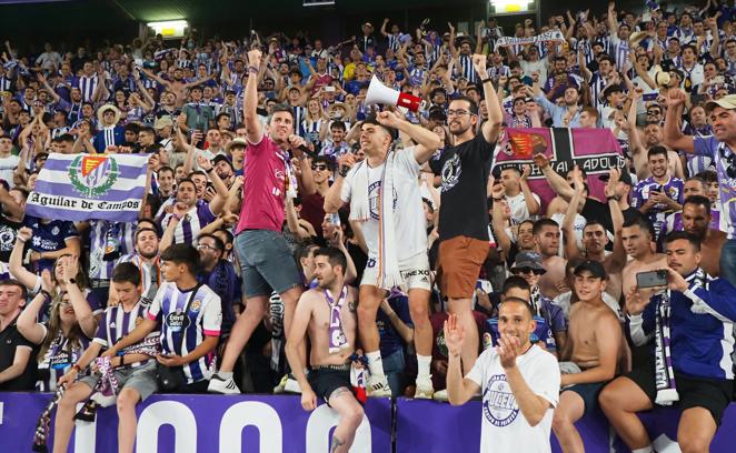 Fiesta en la Plaza de Zorrilla: así celebró la afición el ascenso del Real Valladolid a Primera