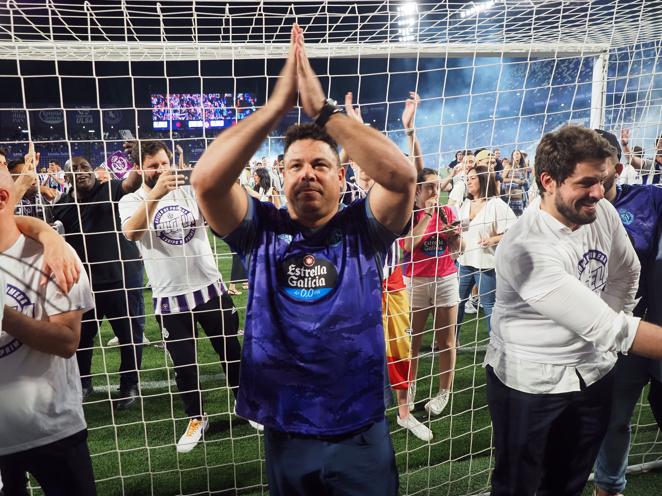 Fiesta en la Plaza de Zorrilla: así celebró la afición el ascenso del Real Valladolid a Primera